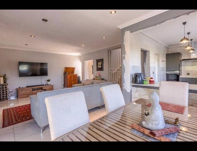 3 BEDROOM PROPERTY TO RENT IN PINESLOPES